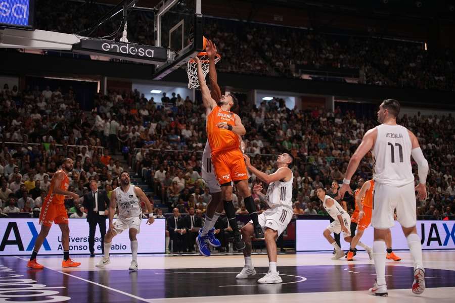 Josep Puerto entra a canasta ante el Real Madrid