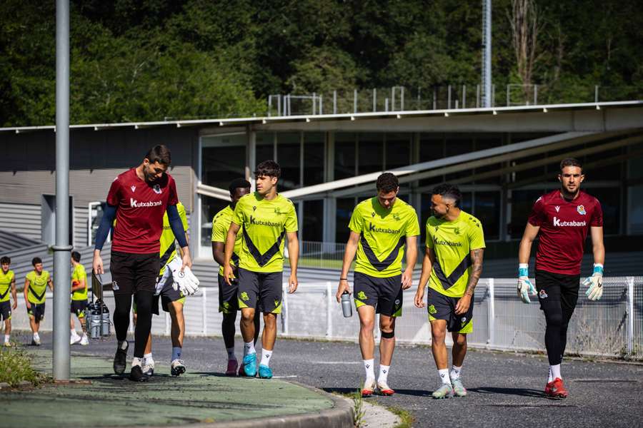 Los jugadores del Sanse, antes de iniciar el entrenamiento previo a su partido ante el Mérida
