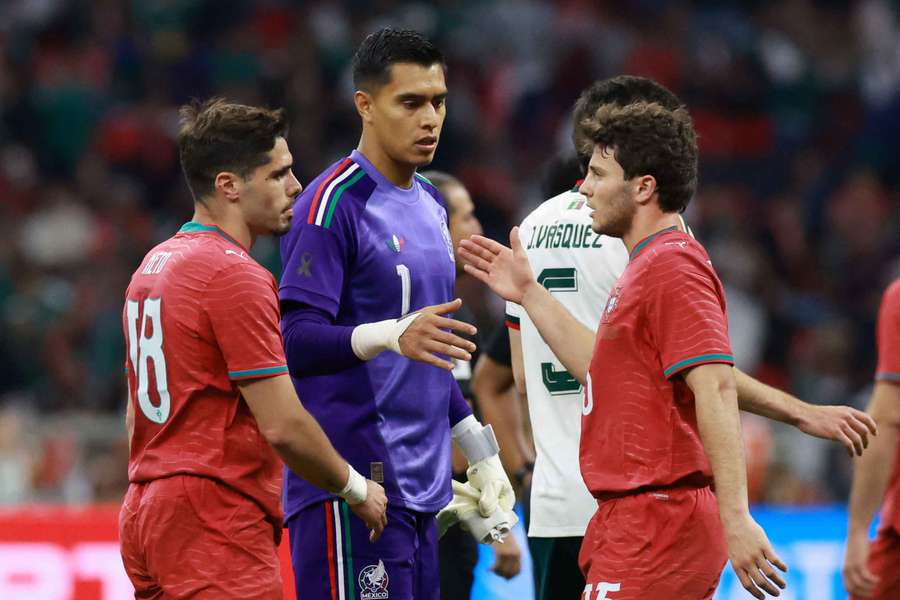 Joao Neves (à droite), saluant le gardien mexicain, Raul Rangel.