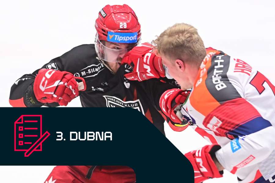 Petr Kalina z Hradce Králové (vlevo) a Michal Hrádek z Pardubic v extraligovém souboji.