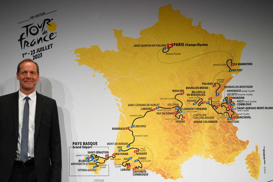 Christian Prudhomme, director del Tour de Francia, junto al mapa del recorrido de 2023.