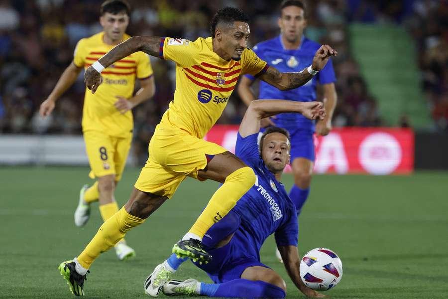 Raphinha intenta zafarse de un jugador del Getafe antes de ser expulsado