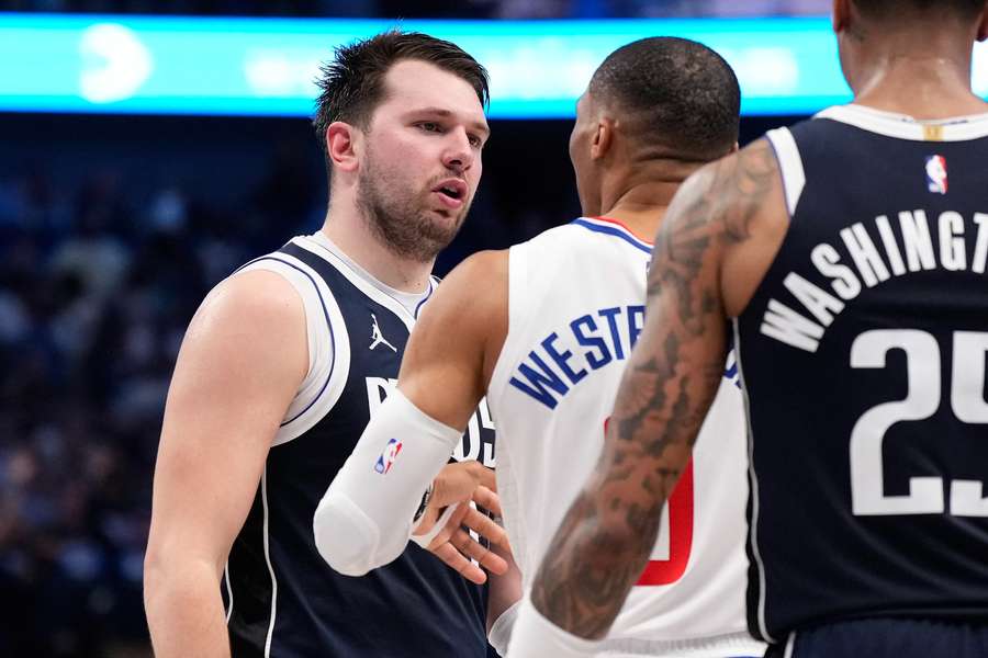 Luka Doncic im Clinch mit Russell Westbrook.