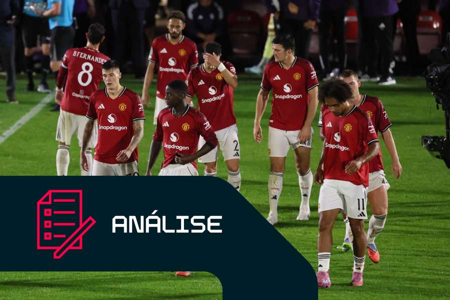 Equipa do Manchester United parece abatida após a derrota em Grimsby Town Equipa do Manchester United parece abatida após a derrota em Grimsby Town