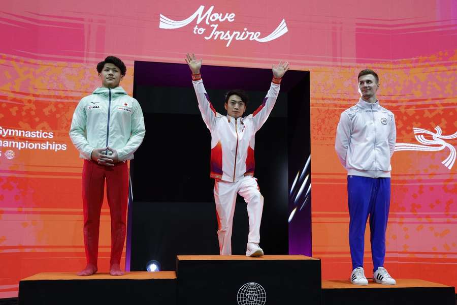 Zou Jingyuan na subida ao lugar mais alto do pódio Zou Jingyuan na subida ao lugar mais alto do pódio