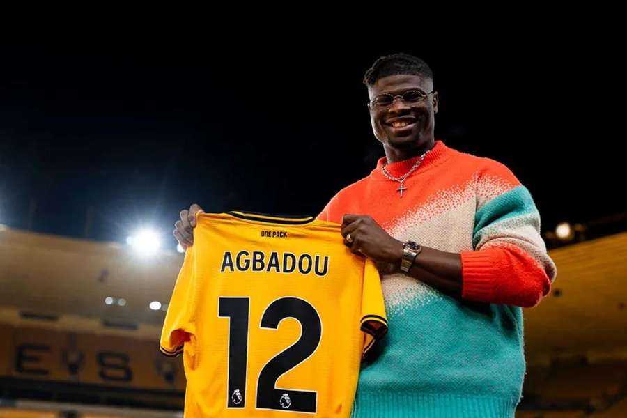 Emmanuel Agbadou com a nova camisola