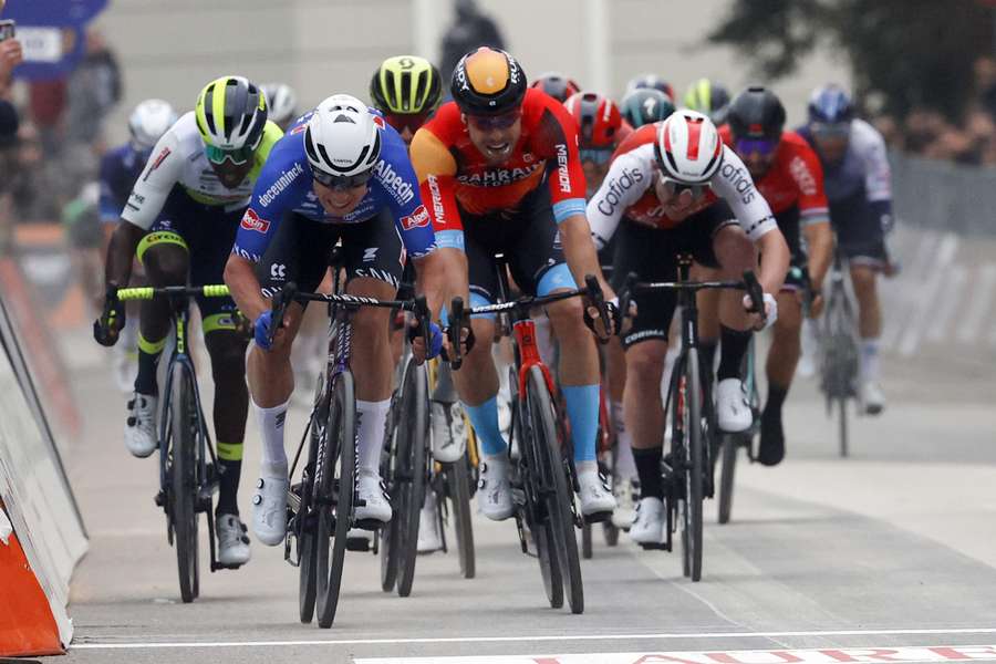 Koninginnenrit Tirreno-Adriatico ingekort wegens harde wind