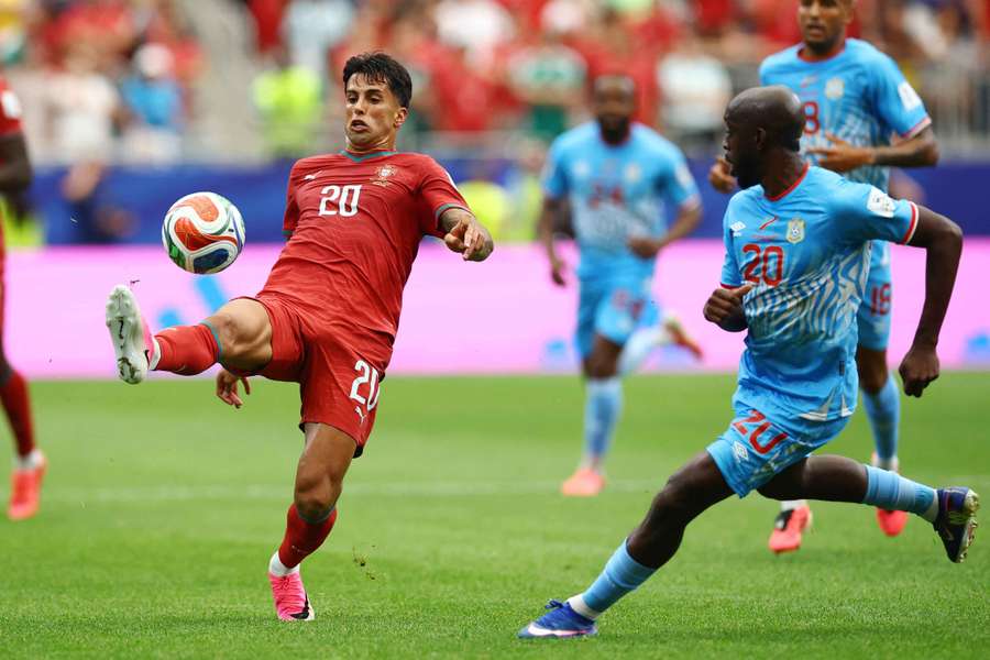 João Cancelo em ação diante da RD Congo João Cancelo em ação diante da RD Congo
