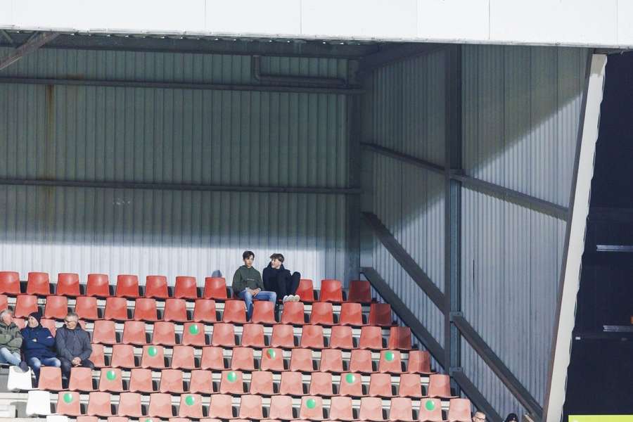 Ondanks wat deze foto doet vermoeden, zaten er vorige week tegen Emmen bijna 2000 toeschouwers in het GS Staalwerken Stadion 