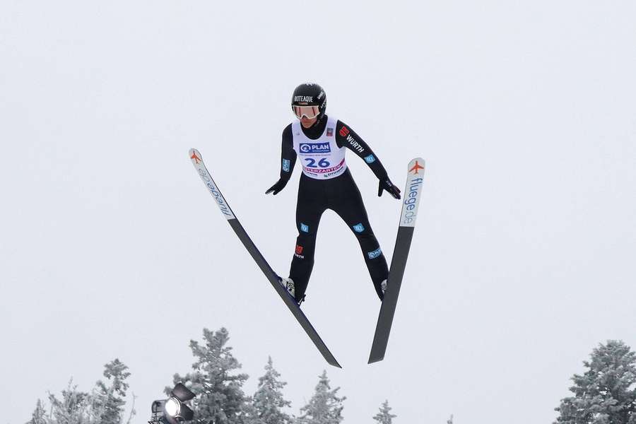 Luisa Goerlich beim Springen in Hinterzarten