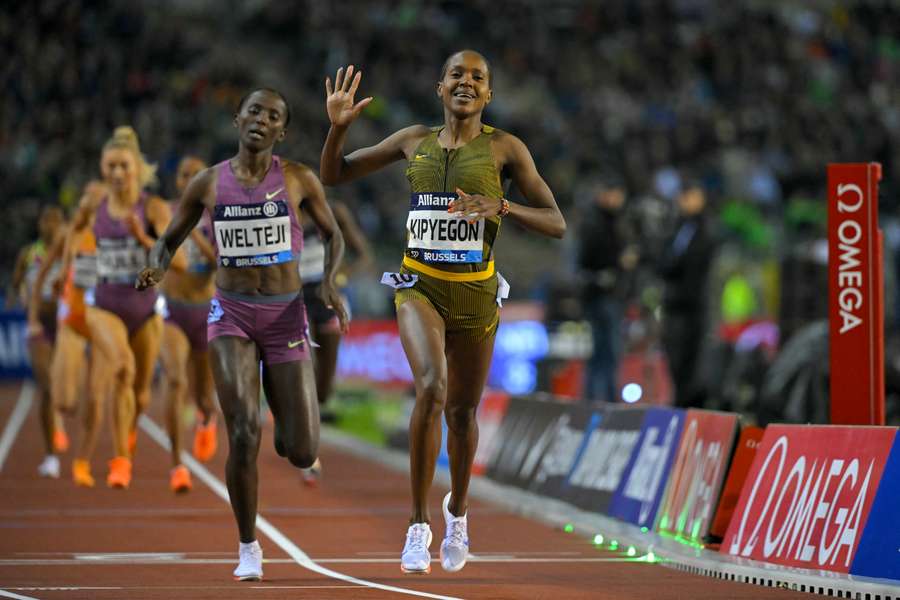 Trzykrotna mistrzyni olimpijska Kipyegon chce pobiec na milę poniżej 4 minut