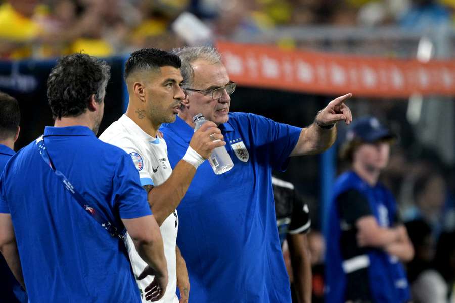 Luis Suárez e Bielsa juntos num jogo com o Uruguai