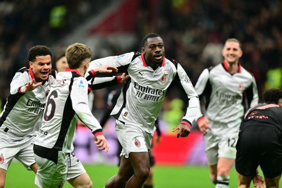 Hráči AC Milán se radují z gólu proti Turínu.