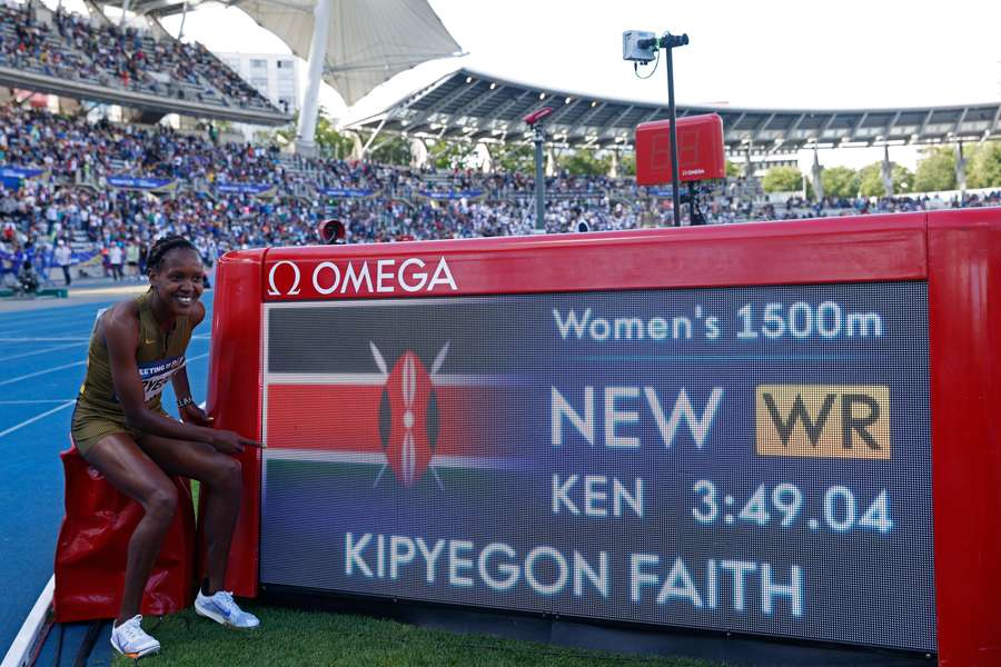 Faith Kipyegon pozuje po pobiciu rekordu świata w biegu na 1500 metrów kobiet podczas Diamentowej Ligi w Paryżu.