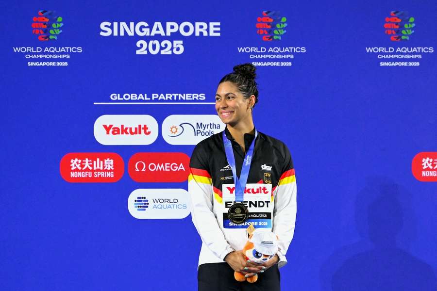 Schwimm-Weltmeisterin Anna Elendt bei der Siegerehrung in Singapur.
