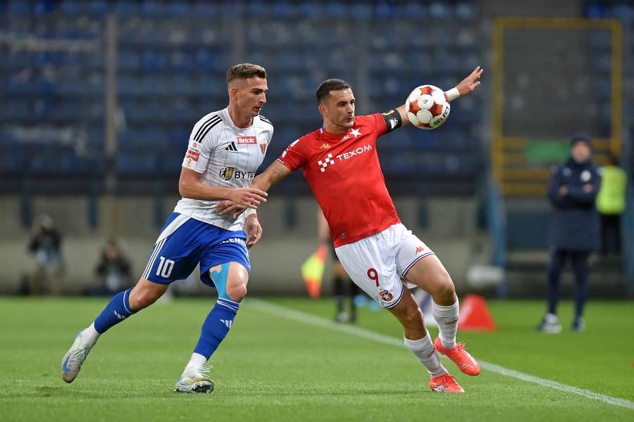 Angel Rodado w pojedynku z Kacprem Michalskim podczas meczu Wisła – Polonia