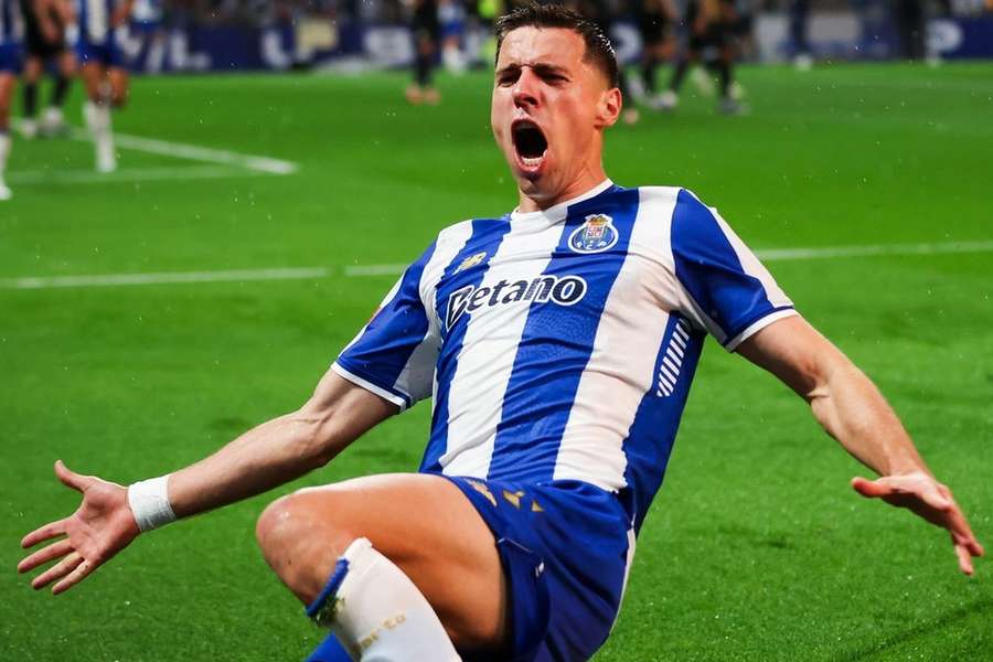 Bednarek com o festejo do golo diante do Alverca