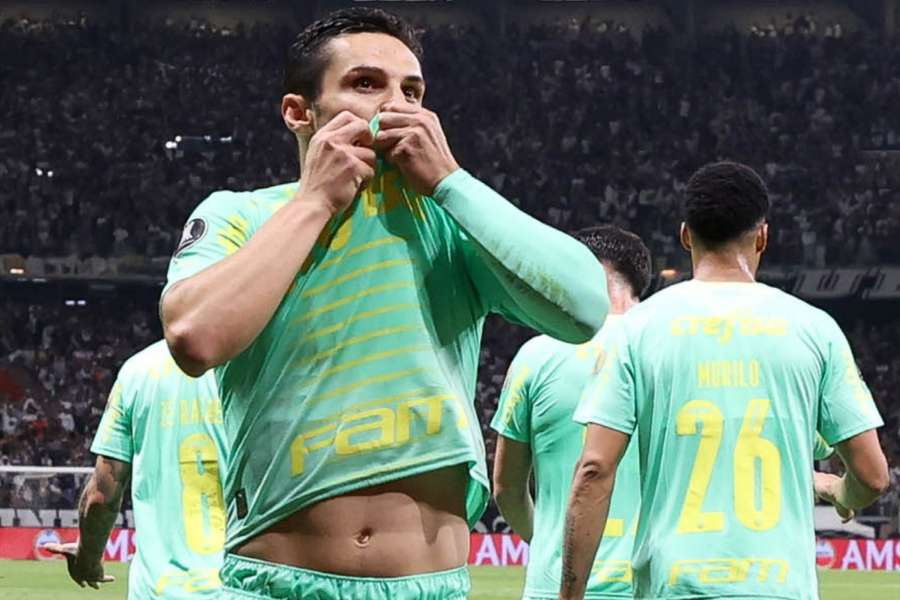 Raphael Veiga fez o golo da vitória do Palmeiras sobre o galo