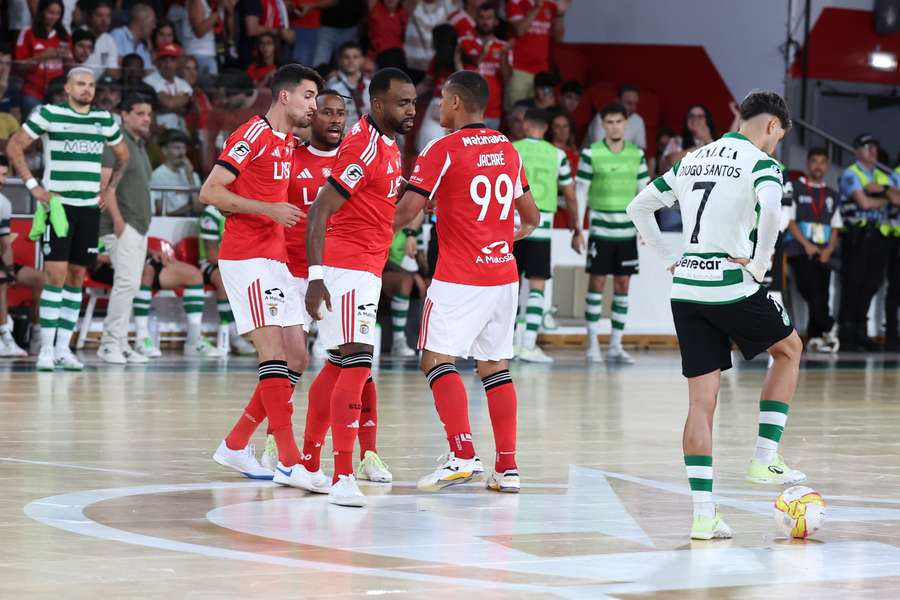 Jogadores do Benfica celebram um golo
