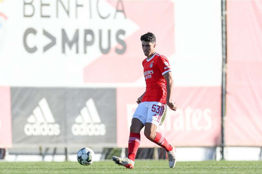 O defesa central Ricardo Teixeira foi emprestado ao Leixões pelo Benfica