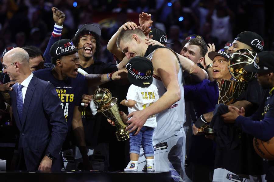 Jokic festeja la NBA con los Nuggets 