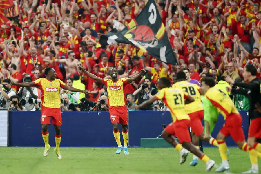 Lens hat eine herausragende Saison mit dem Gewinn des französischen Pokals gekrönt. Lens hat eine herausragende Saison mit dem Gewinn des französischen Pokals gekrönt.