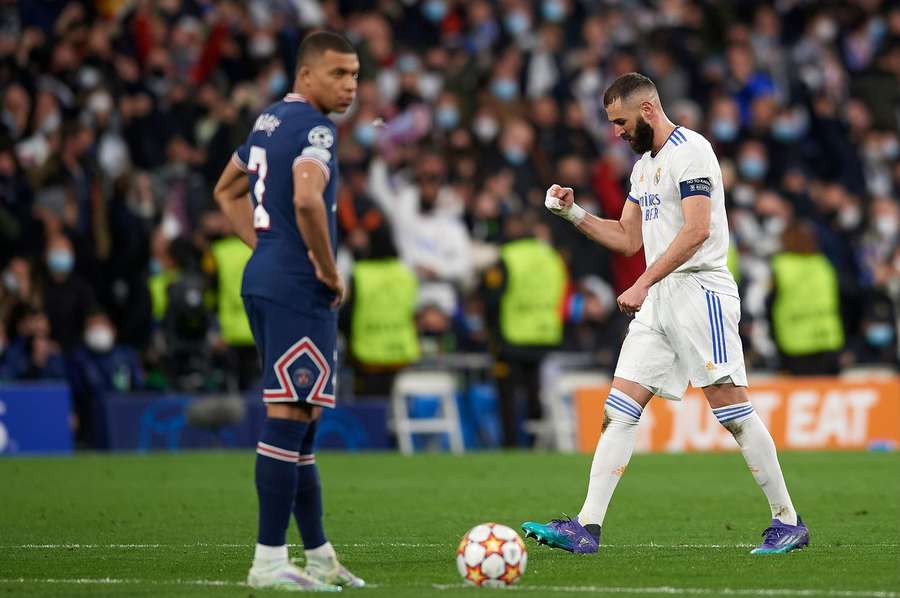 Benzema celebra, delante de Mbappé, uno de sus goles en el Real Madrid-PSG de octavos de final.