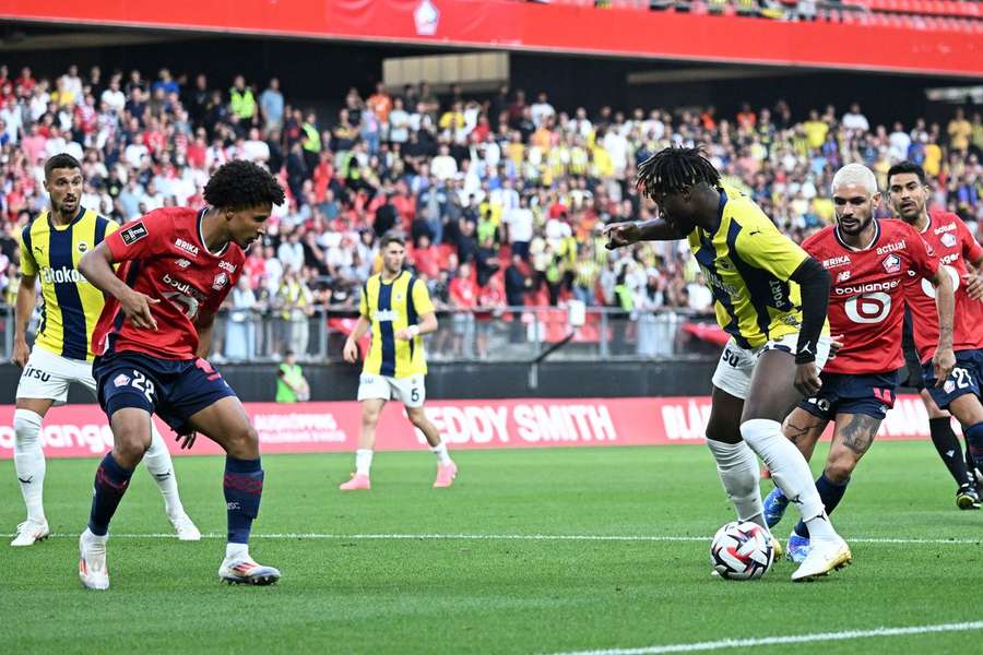 Tiago Santos fez o primeiro golo da partida