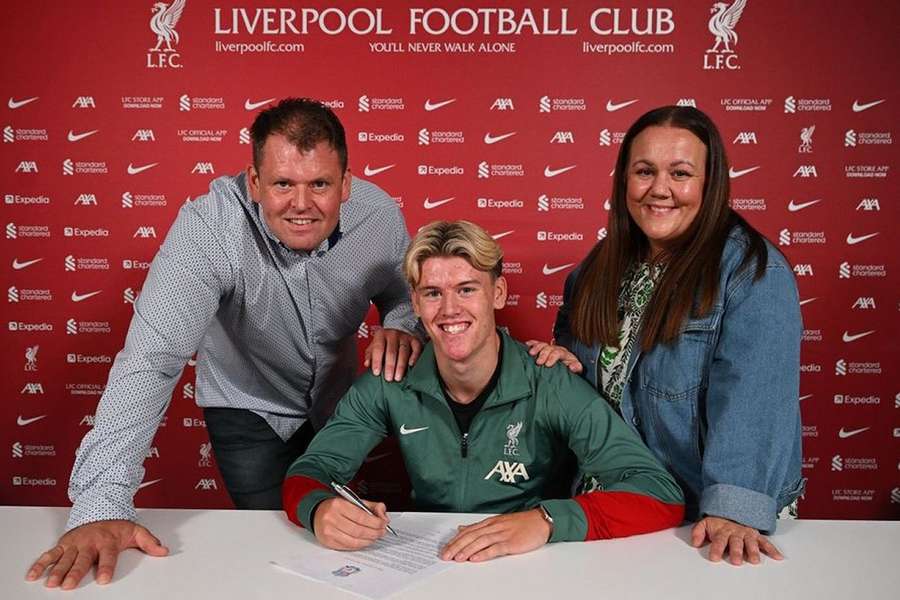 Bradshaw assina contrato profissional com o Liverpool Bradshaw assina contrato profissional com o Liverpool