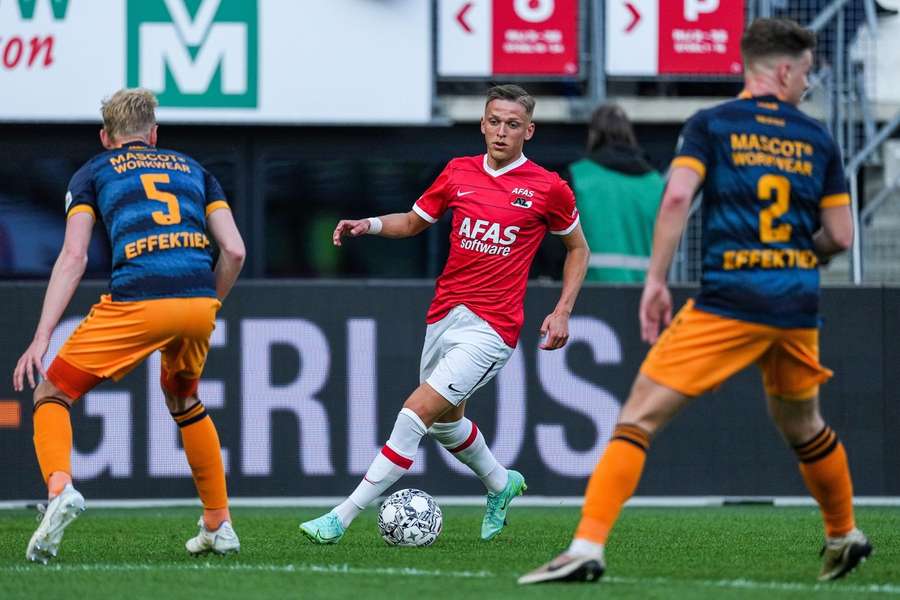 Jesper Karlsson in actie tijdens de vorige ontmoeting tussen de clubs op 23 april 2022, in een wedstrijd die eindigde in 2-1 voor AZ