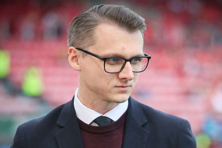 Zamiast przerwy jest afera. Prezes Widzewa wymusił pilny powrót trenera z wesela