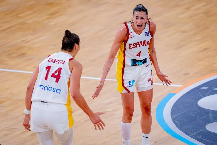 Raquel Carrera y Mariona Ortiz celebran una canasta de España Raquel Carrera y Mariona Ortiz celebran una canasta de España
