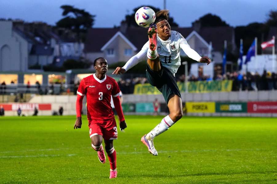 Oluwaseun Adewumi stoppt den Ball akrobatisch Oluwaseun Adewumi stoppt den Ball akrobatisch
