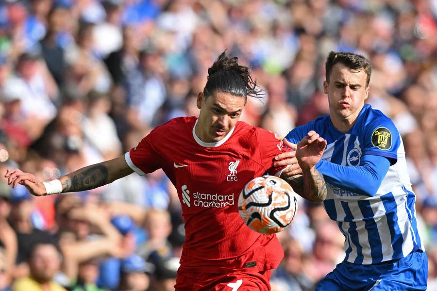 Liverpools Darwin Nunez (l.) im Zweikampf mit Brightons Solly March (r.).