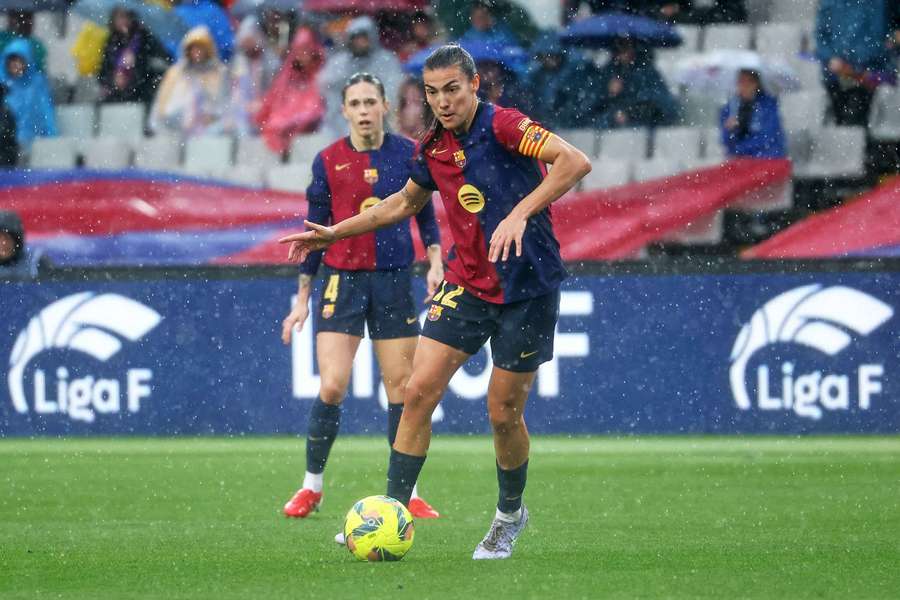 Patri conduce un balón