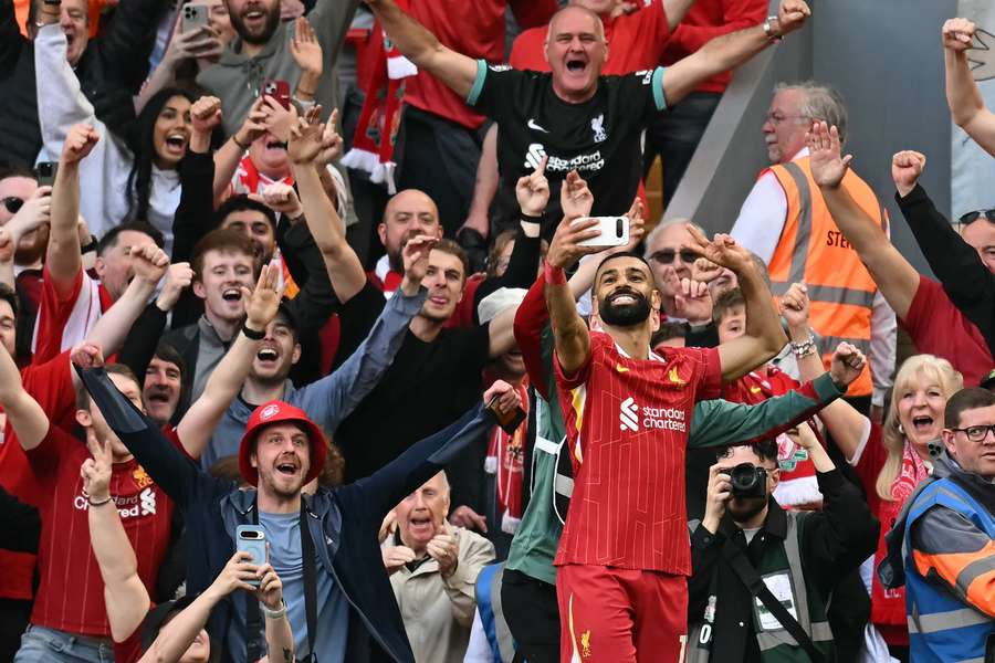 Mohamed Salah tira selfie com a torcida do Liverpool