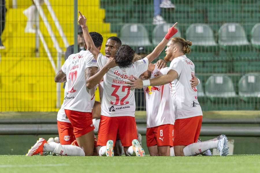 Jogadores do Red Bull Bragantino comemoram vitória na Arena Condá