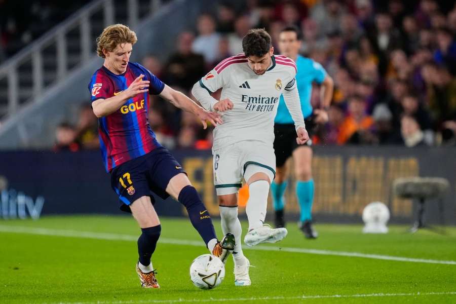 Fede Valverde, ante Anthony Gordon Fede Valverde, ante Anthony Gordon