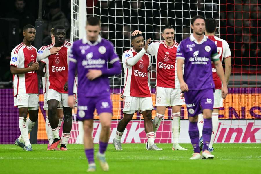 Ajax pakt weer drie punten