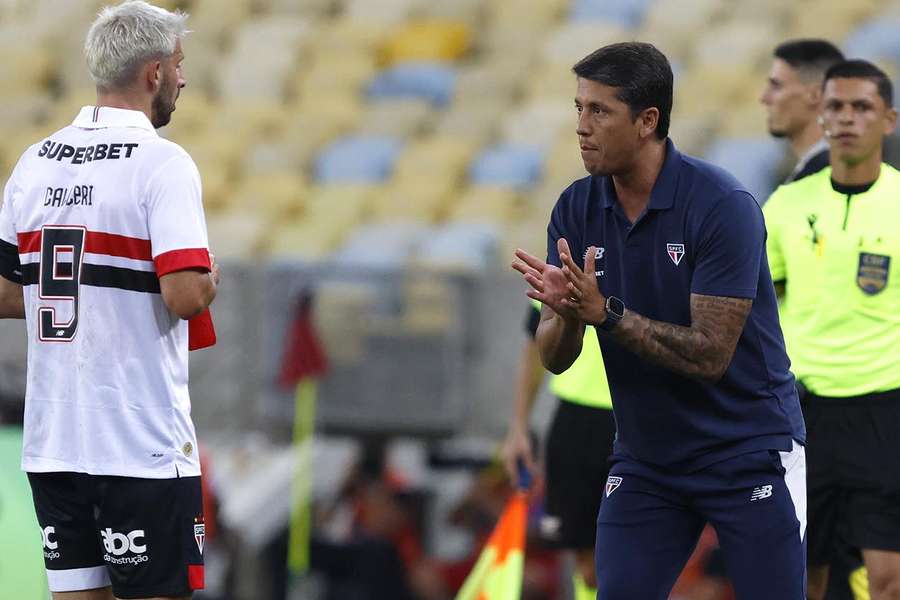 Thiago Carpini está a ser pressionado no cargo de treinador do São Paulo