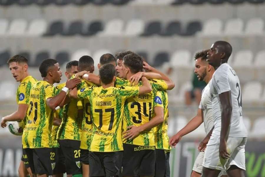 Tondela venceu o V. Guimarães nos penáltis