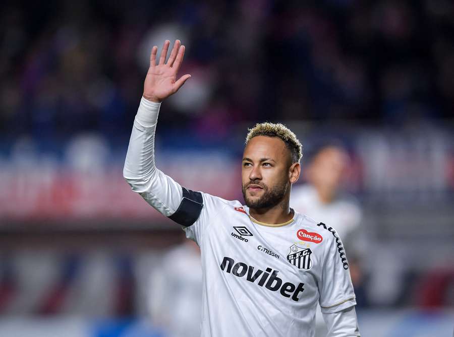 Neymar acena para público no Nuevo Gasómetro