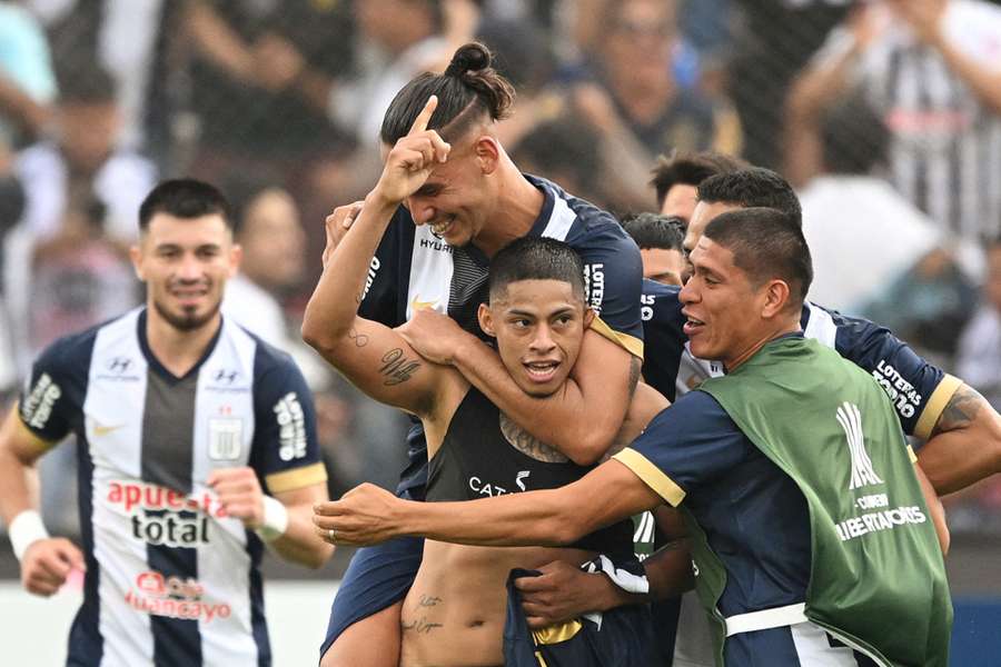 Los jugadores de Alianza de Lima celebran su pase a la fase de grupos de la Copa Libertadores