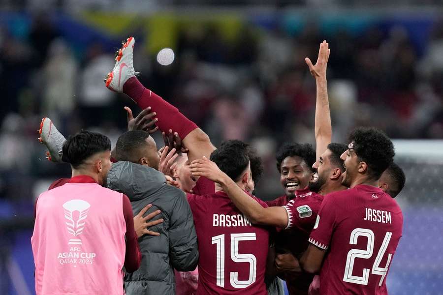 Hassan Al-Haydos en zijn Qatarese ploeggenoten vieren de kwalificatie voor de achtste finales