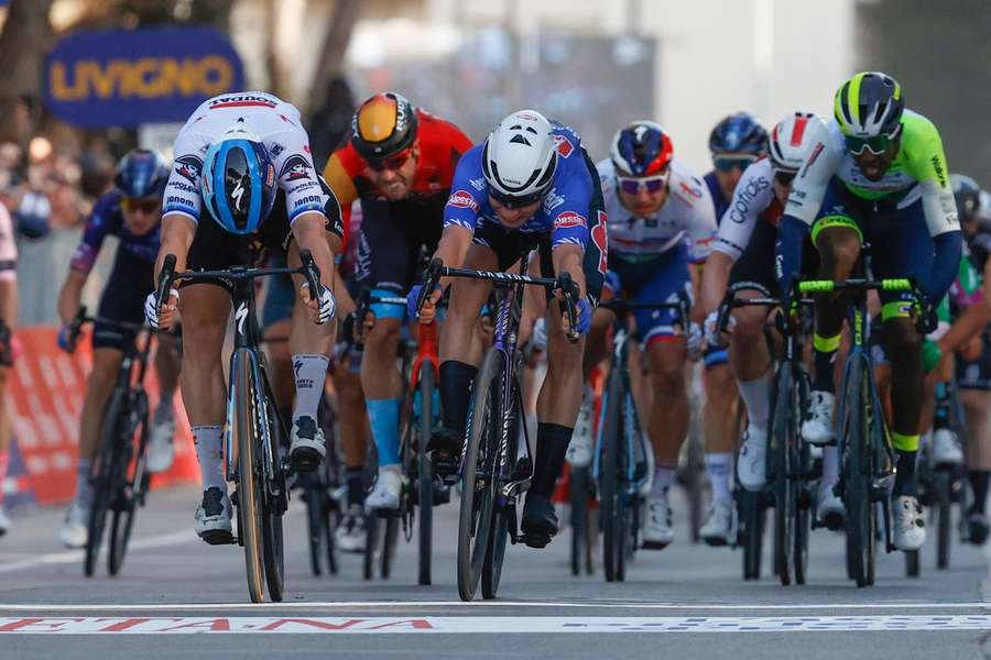 Fanio Jakobsen saute Jasper Philipsen de justesse