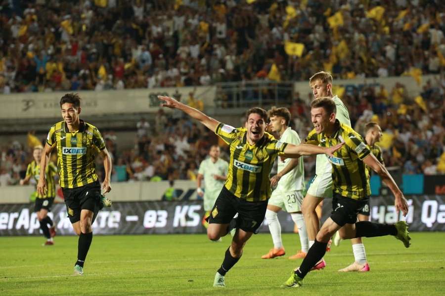 Jorginho celebra com as cores do Kairat