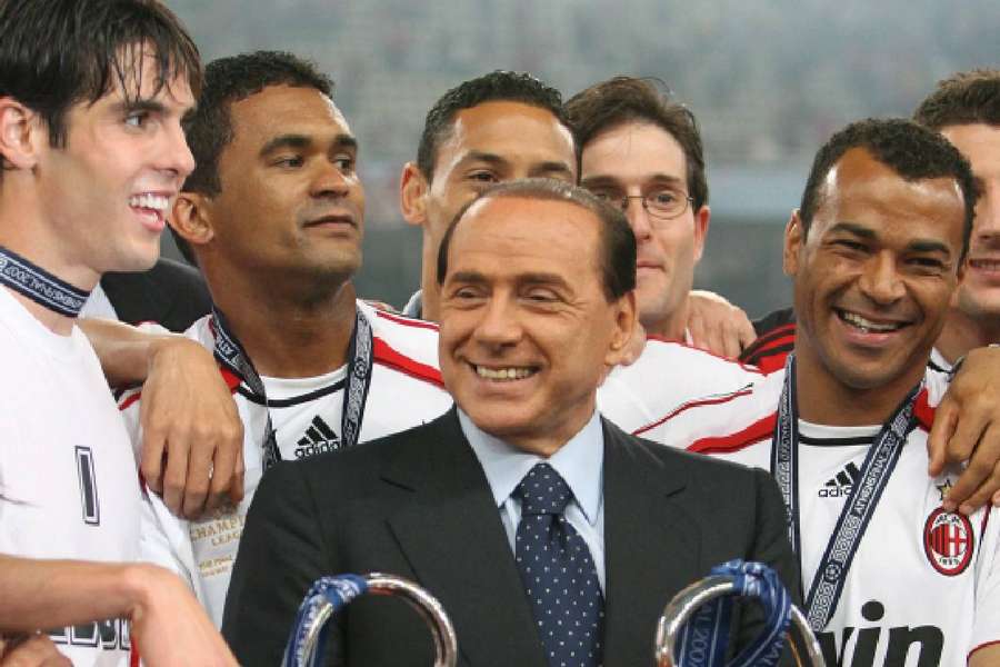 Berlusconi cercado pelos brasileiros Kaká, Cafu, Ricardo Oliveira e Serginho