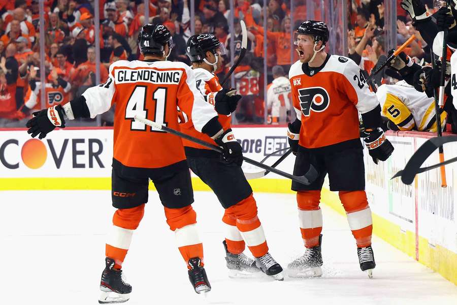 Flyers players celebrate goal in Game 3 vs. Pittsburgh Penguins