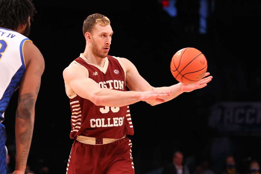 Kanaďan s českými kořeny James Karnik v dresu Boston College Eagles.