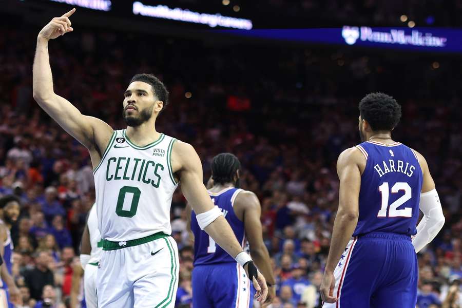 Tatum impulsa a los Celtics hacia la victoria 